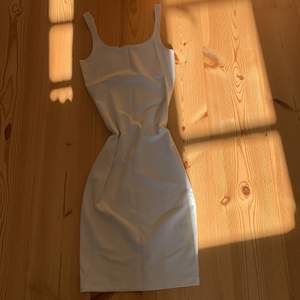 Säljer denna vita klänning från bikbok använd endast en gång