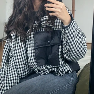 Skitsnygg jacka från Zara - Knappt använd rutig jacka från Zara! Buda!!✨