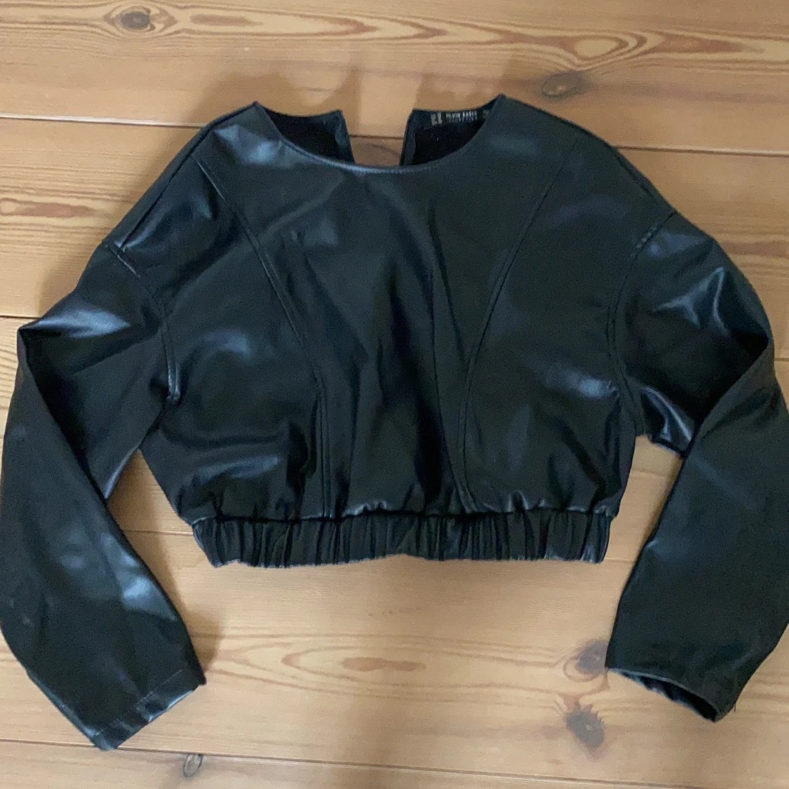 Cropped skinntröja (fuskskinn) - 90