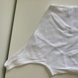 Topp - Fin vit snedskuren topp från topshop. Ej använd mycket! Storlek M/38💕💕