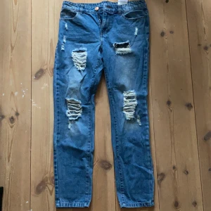 Jättesnygga jeans med slitningar - Jättesköna och knappt använda. Säljer då de ej passar. 