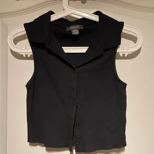 Kort svart skjorta  - Kort svart ribbad skjorta med knappar från primemark. Köparen står själv för frakten 