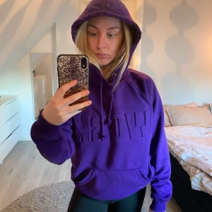 Hoodie  - Mörklila hoodie med ”tryck”... stor luva, storlek xs. Kam skicka men då läggs fraktkostnad på. 