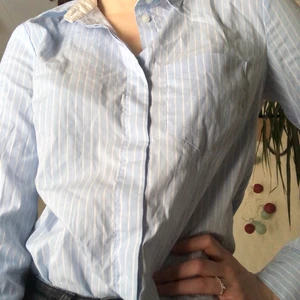 SNYGG SKJORTA MED SUPERBRA PASSFORM! - Storlek 38, köpt för ca 300kr och startpris 45kr men buda gärna lägre eller högre i kommentarerna. Den tredje bilden är lånad inspo.Jag kan mötas upp varsom i Umeå och om du vill att jag skickar och du köper fler än ett plagg slänger jag såklart ner dom i samma paket så det bara blir en fraktkostnad. Köper du fler än 2 plagg bjuder jag på frakten :) 