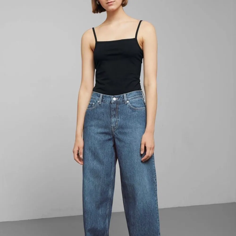 jättefina jeans från weekday i storlek 28/32 passar s-m, bra skick, säljer då de är en storlek förstora tyvärr. de är baggy och lågmidjade. kan skicka bilder på mina på begäran:) (köpta för 500kr, slutsålda på alla weekday). Jeans & Byxor.