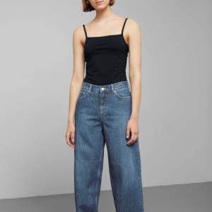 jättefina jeans från weekday i storlek 28/32 passar s-m, bra skick, säljer då de är en storlek förstora tyvärr. de är baggy och lågmidjade. kan skicka bilder på mina på begäran:) (köpta för 500kr, slutsålda på alla weekday)