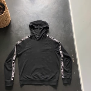 Dsquared2 hoodie - Säljer min Dsquared2 hoodie, fint skick och äkta! (Visar kvitto vid intresse)