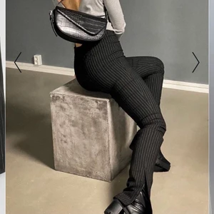 Randiga kostym byxor  - Randiga kostym byxor storlek 32 säljer dom ändats för att dom är för långa för mig ”lånade bilder”