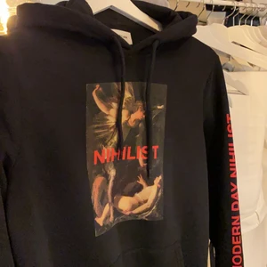 Hoodie med tryck - Riktigt snygg hoodie från YouTurn med tryck på framsida och på armen. Superskönt material! Skriv för fler bilder/info💕