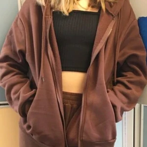 Brun kofta  - Helt ny brun kofta, aldrig använd endast prövad. I storleken M, perfekt oversized kofta. Bilder lånade, skickar fler privat vid behov!🤎