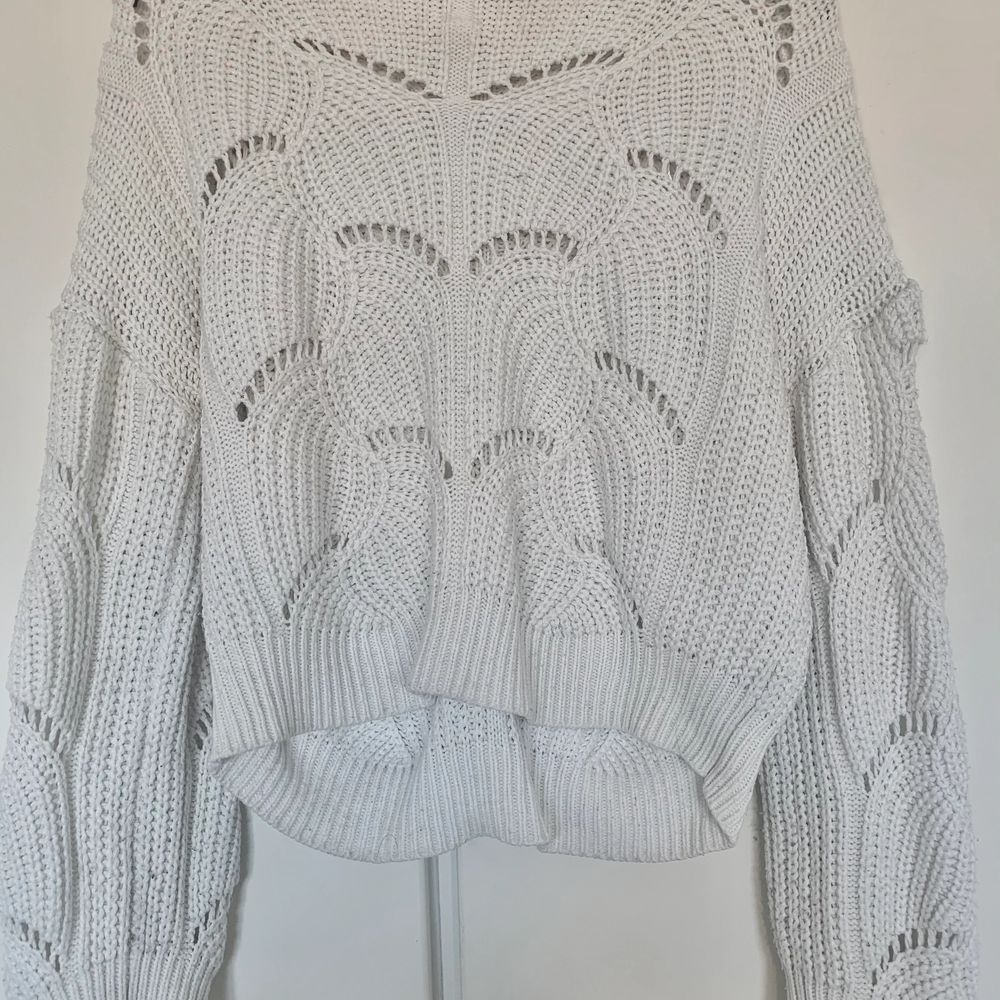 Vit stickad tröja från Gina tricot, jätte fin. Inte så lång men inte för kort. Passar en S/M. Tröjor & Koftor.