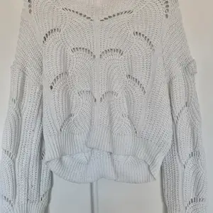 Vit stickad tröja från Gina tricot, jätte fin. Inte så lång men inte för kort. Passar en S/M