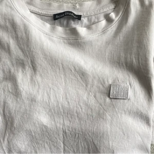 Acne t-shirt - Säljer min acne t-shirt så den är för liten för mig🤍nypris: ca 1000 kr. Den har en liten slitning i kragen, därför det billigare priset! 