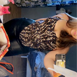 Festlig topp! - Jättefin leopard topp med lite mörkblått i sig, använd ca 2 ggr.