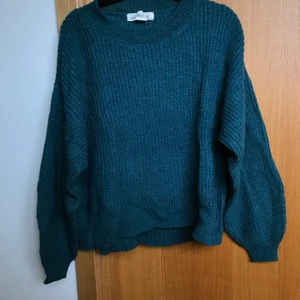 Stickad tröja  - Fin stickad tröja i en grönblå färg. Storlek S. Buda i kommentarerna. Köparen står för frakt. 