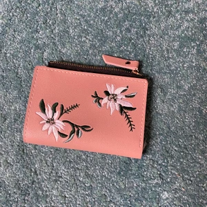 Plånbok  - Får plats med mycket kort, fint blommönster på