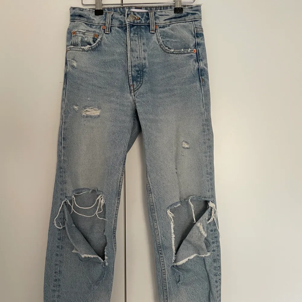 Skitsnygga jeans med hål från zara. Perfekta till våren/sommaren. ⚡️. Jeans & Byxor.