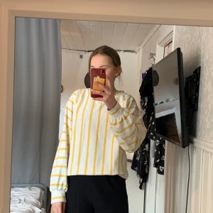 Randig tröja - En snygg tröja som Max är använd två ggr! Nypris ca 500kr tror jag och den är i storlek XS. För referens så är jag 172cm. Kom privat för fler bilder!💕
