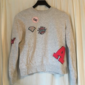 Tröja med applikationer - Tröja från BikBok med applikationer framtill och på ena ärmen. Mjuk och skön inuti!