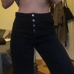 Svarta jeans - Väldigt sköna svarta, högmidjade jeans. Raka i modellen. Säljes pga för stora för mig :( 