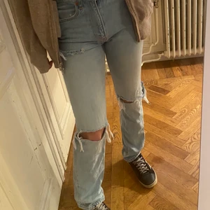 Zara jeans - Slutsålda och eftertraktade ljusblåa jeans från zara köpta i höstas för 399kr. Skriv för fler bilder! Buda!!