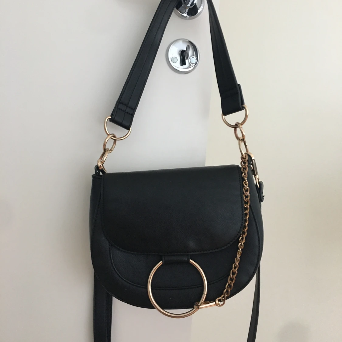 Söt väska med gulddetaljer 