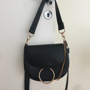 Söt väska med gulddetaljer  - Axelbandet går att ta av se bild 3. 🌹