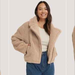 Teddy jacka, nakd - Fin Teddy jacka från nakd. Använd fåtal gånger så näst in till ny. 899kr nypris. Storlek xs 