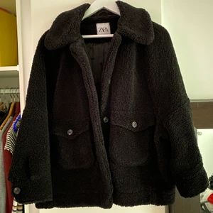 zara jacka - en jacka från zara som jag inte använder längre!! jätteskönt material och inga defekter :) skriv för mer info! 💕