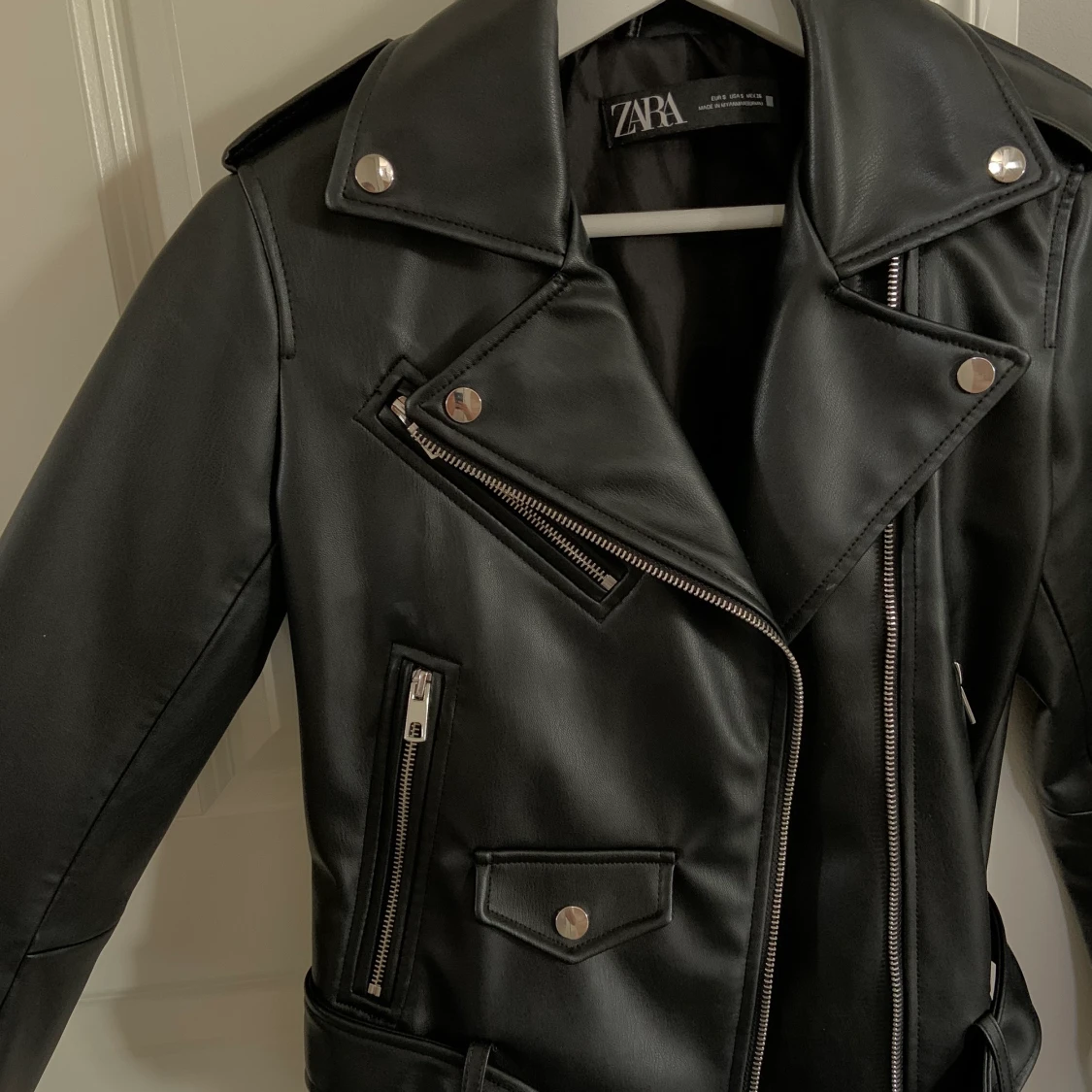 Svart snygg skinnjacka  - 90