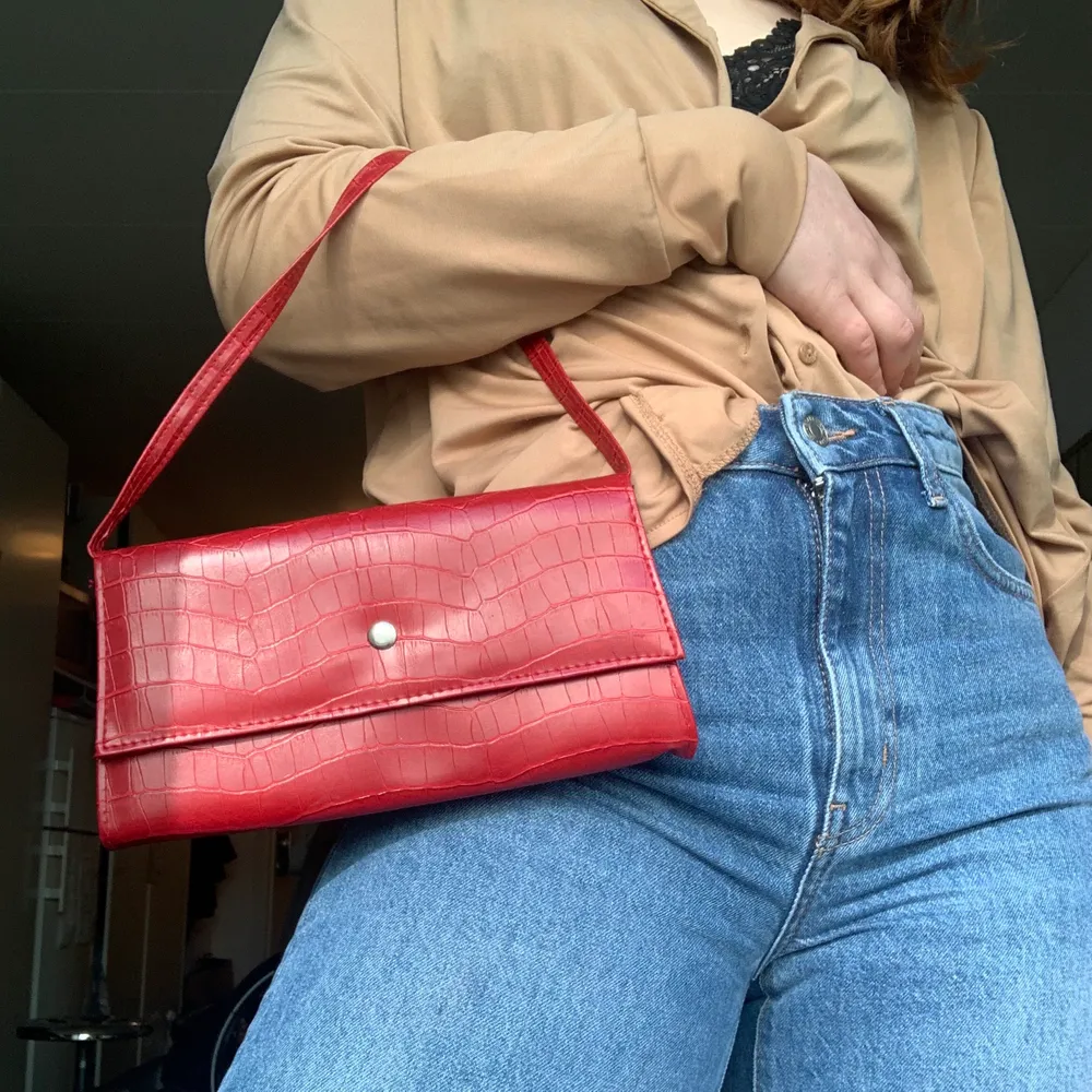 Super fin röd handväska! Tror inte det är läder men liknar det iallafall . Väskor.
