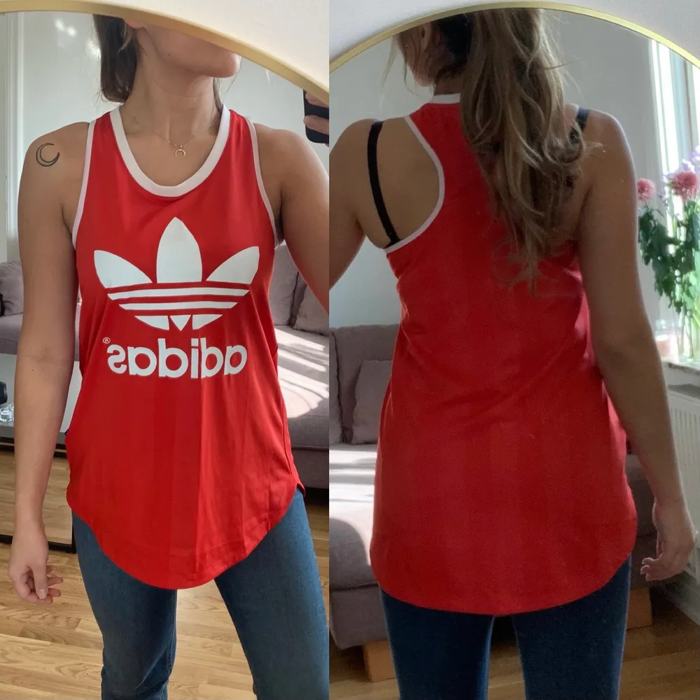 Rött linne/träningslinne med brottarrygg från Adidas i storlek 36. Använt en gång. Köparen står för frakt som tillkommer 💌. Toppar.