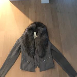 Kavaj i läderimitation River Island  - Kavaj i läderimitation från River Island. stl 40