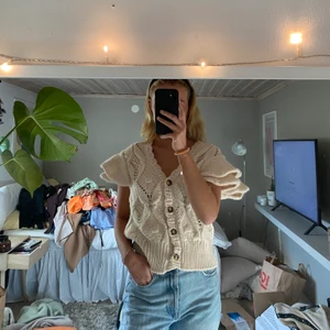 Stickad tröja från zara  - Stickad kort tröja från zara, aldrig använd.