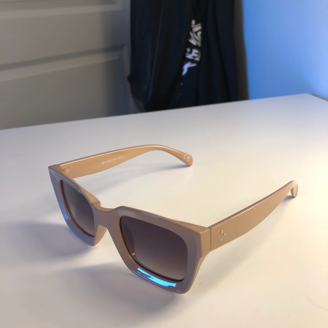 Beige solglasögon NA-KD - 90