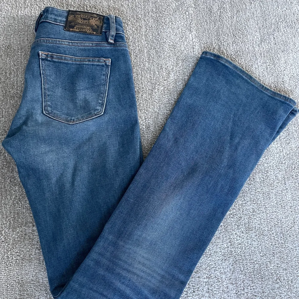 Ett par blå lågmidjade bootcut jeans, superfina och är mjuka i materialet! (Köparen betalar frakten)💗💞💓💕. Jeans & Byxor.