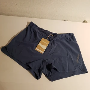 Blåa träningsshorts  - Blå, luftigt tunna träningsshorts som sitter bra, oanvända. Snöre i midjan och en liten ficka baktill, delvis vattenresistent, hör av er om ni undrar något, köparen står för frakt :)