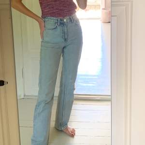Säljer dessa jeans från Weekday i modellen Voyage storlek 25/32, mittemellan hög och låg midja, sitter PERFEKT, med raka ben/straight leg! Tyvärr blivit för små för mig :( superfin färg, så snygga sommarjeans! Använda ganska sparsamt så i fint skick.
