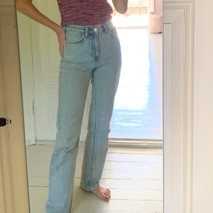 Weekday Voyage ljusblå jeans - Säljer dessa jeans från Weekday i modellen Voyage storlek 25/32, mittemellan hög och låg midja, sitter PERFEKT, med raka ben/straight leg! Tyvärr blivit för små för mig :( superfin färg, så snygga sommarjeans! Använda ganska sparsamt så i fint skick.