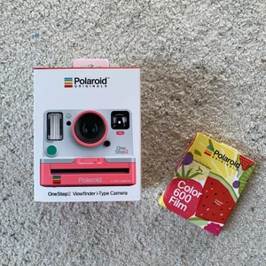 Polariod kamera  - Helt ny polariodkamera + en förpackning film. Nypris 1400 + filmen 200. Säljer allt för 600.