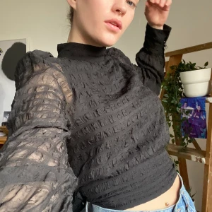 H&M blus  - Fint blus med knyt i ryggen. Passar även 36. Frakt tilkommer 💗 