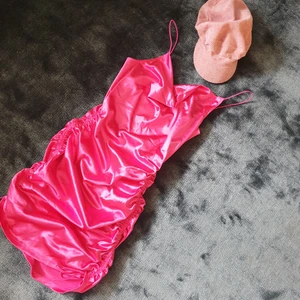  - Snygga set i form av både klänning/jacka/huvudbonad. Varje set kostar 200 kr st *köpare står för frakt*. Hör av dig vid frågor - kram🦋