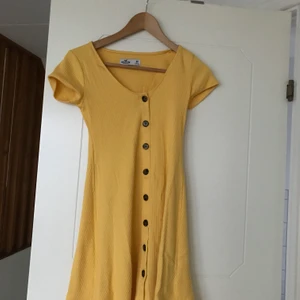 Somrig klänning🥰 - Jättefin gul klänning från hollister, perfekt i sommar💗 tyvärr för liten för mig:(