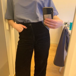 Vida corduroy pants från weekday - Fina brallor i storlek 34. Inte använda mycket så därför i fint skick :) jag är 168 cm som referens. köparen står för frakt 😚