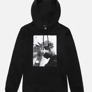 säljer min tupac hoodie i storlek xs, den ör i jätte bra skick då den bara är använd ca 2 gånger. nypris är 599. skicka privat för fler bilder!❣️