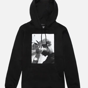 tupac hoodie  - säljer min tupac hoodie i storlek xs, den ör i jätte bra skick då den bara är använd ca 2 gånger. nypris är 599. skicka privat för fler bilder!❣️