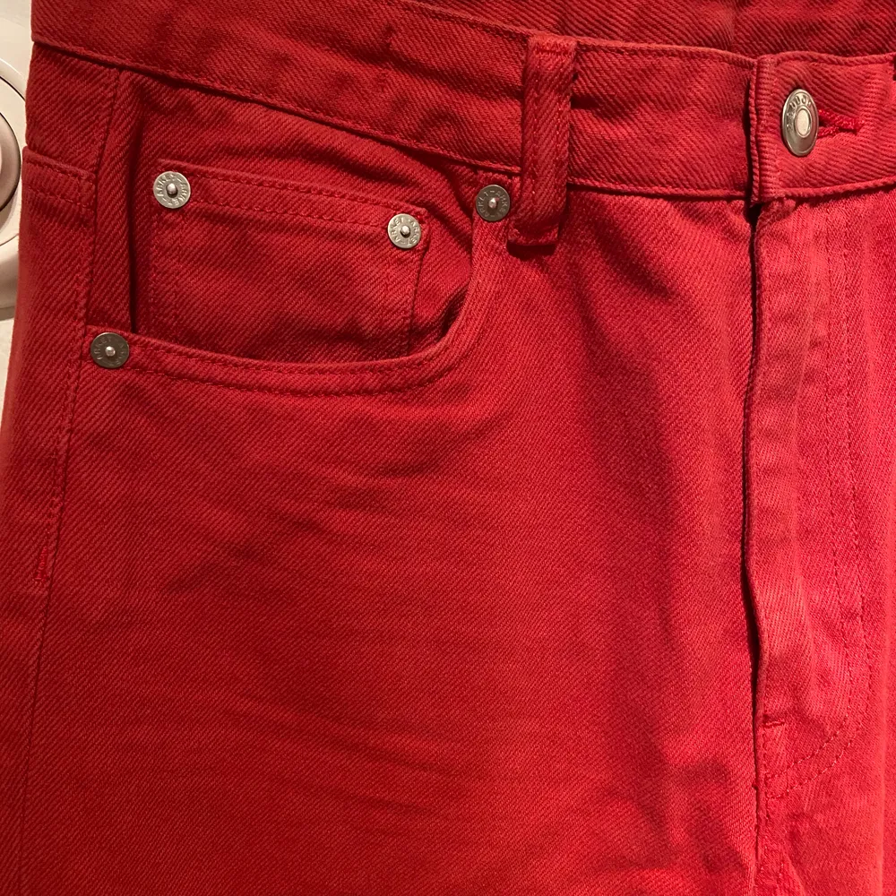 Säljer ett par icke använda jeans från ARKET. Köpta second hand, röda raka jeans, storlek W27, längden står inte men skulle gissa på längden 30. Insåg att det var för små när jag testade de hemma, därav säljer jag. Köparen står för frakten. . Jeans & Byxor.