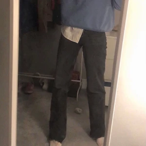 Långa raka jeans från Zara - Säljer mina jeans från Zara i storleken 34 då de tyvärr är för stora för mig. Byxorna är långa och helt raka:) Slutsålda överallt😻 (köptes för 400kr)