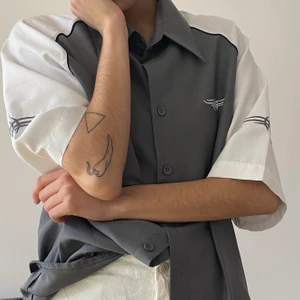 Oversized cool skjorta - En sååå cool skjorta som inte kommer till användning o därför söker nytt hem 🥺 köpt second hand men i fint skick! Storlek XL o sitter såhär på mig som är en xs-s, så fin att ha oversized! Kan mötas på Södermalm i Stockholm eller posta, köparen står för frakt!