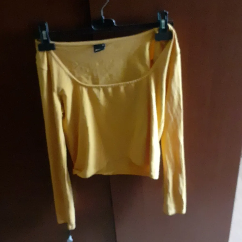En gul tröja från ginatricot strl m alldrig navänd endast provad . Toppar.